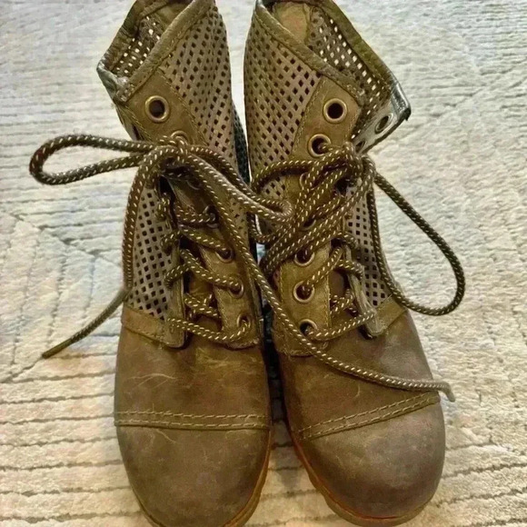 Sorel woman’s boots 8.5 - Picture 1 of 9